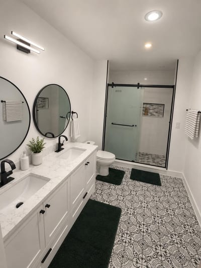 Clean bathroom facilities at The Anchor House